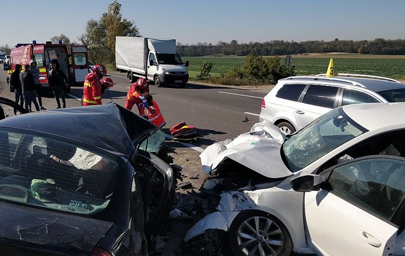 Două persoane au murit într-un accident produs lângă Adjud, în care au fost implicate trei mașini