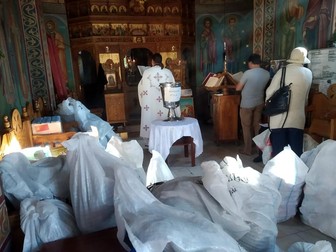 Sacii cu ajutoare au fost strânși la biserică