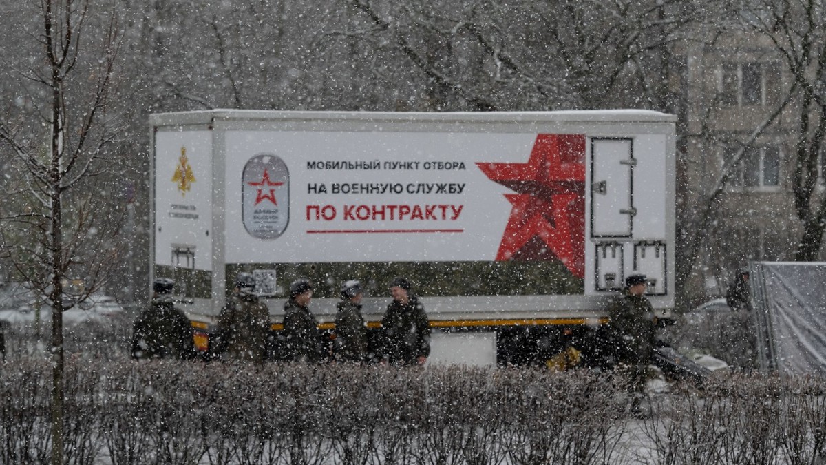 Centru mobil de recrutare instalat în Sankt Petersburg Foto: Profimedia
