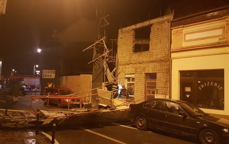 Pompierii brașoveni, în alertă. Vântul puternic a smuls copaci din rădăcini, a doborât schele și a desprins izolația de pe blocuri