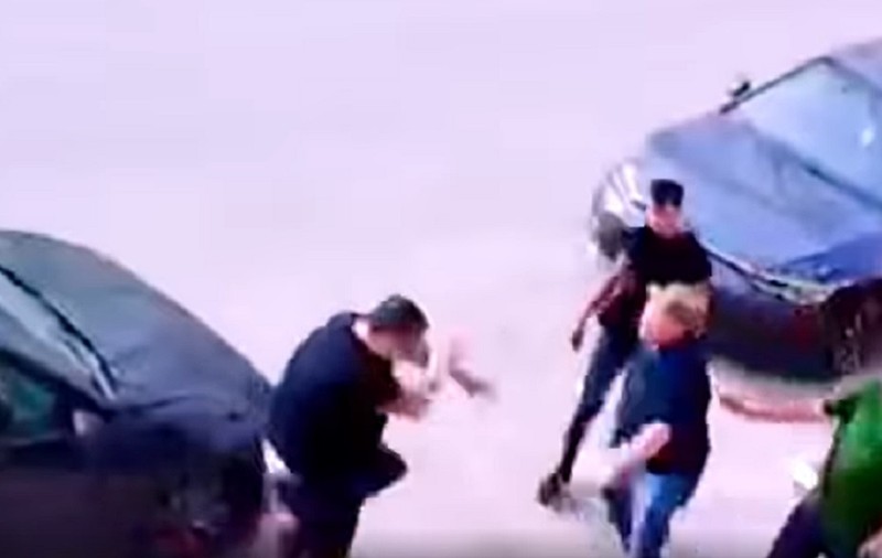 Candidatul PSD la primăria Brădeni, bătut cu biciul de fratele primarului PNL, în timp ce filma cu drona proprietățile familiei edilului. VIDEO
