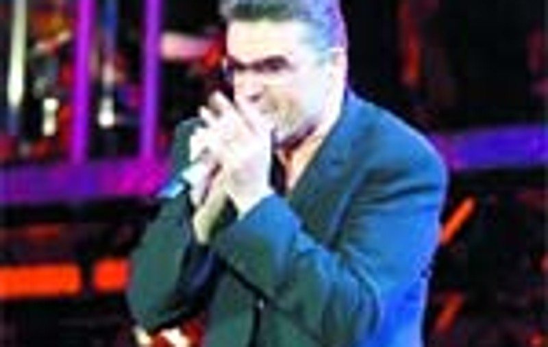 A cantat pe o scena cat un bloc cu zece etaje