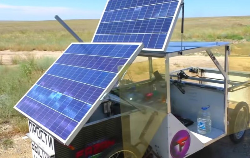 Un inginer autodidact de 23 de ani a construit de la zero o mașină electrică
