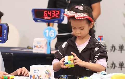Fetița de șase ani din China a atins record nou la Cub Rubik