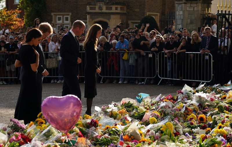 Prinții William și Harry, 45 de minute de negocieri înainte să iasă cu soțiile lor să salute mulțimea adunată la Windsor