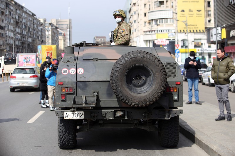 În București, Armata veghează cu taburile respectarea măsurilor impuse de autorități pentru prevenirea și răspândirea coronavirusului FOTO: Dumitru Angelescu