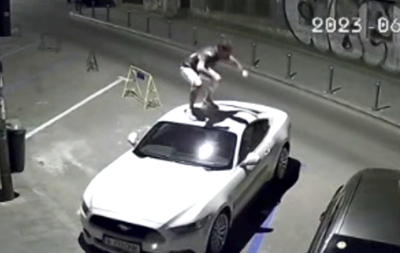 Bărbat filmat în timp ce făcea genuflexiuni pe capota unei maşini, în București. Tânărul este cercetat pentru distrugere