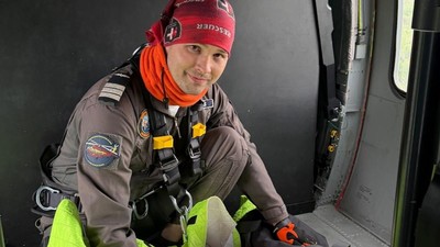 Cine l-a găsit pe Alexandru, băiatul dispărut în Sibiu: Salvatorul a coborât cu troliul din elicopter și a rămas alături de copil în pădure