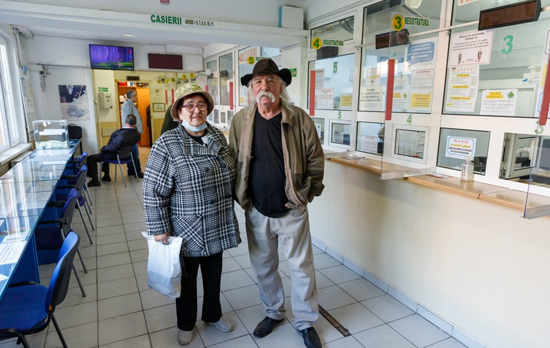 Paște pe datorie. Românii care se împrumută la C.A.R. ca să aibă ce să pună pe masă de Sărbători: „Sarmale nu mai mâncăm, mai reducem din meniu”