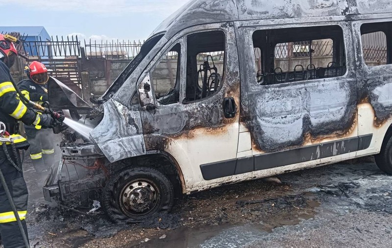 Un microbuz a fost complet distrus de flăcări, în câteva minute, în Brăila. Cauza incendiului este un scurtcircuit