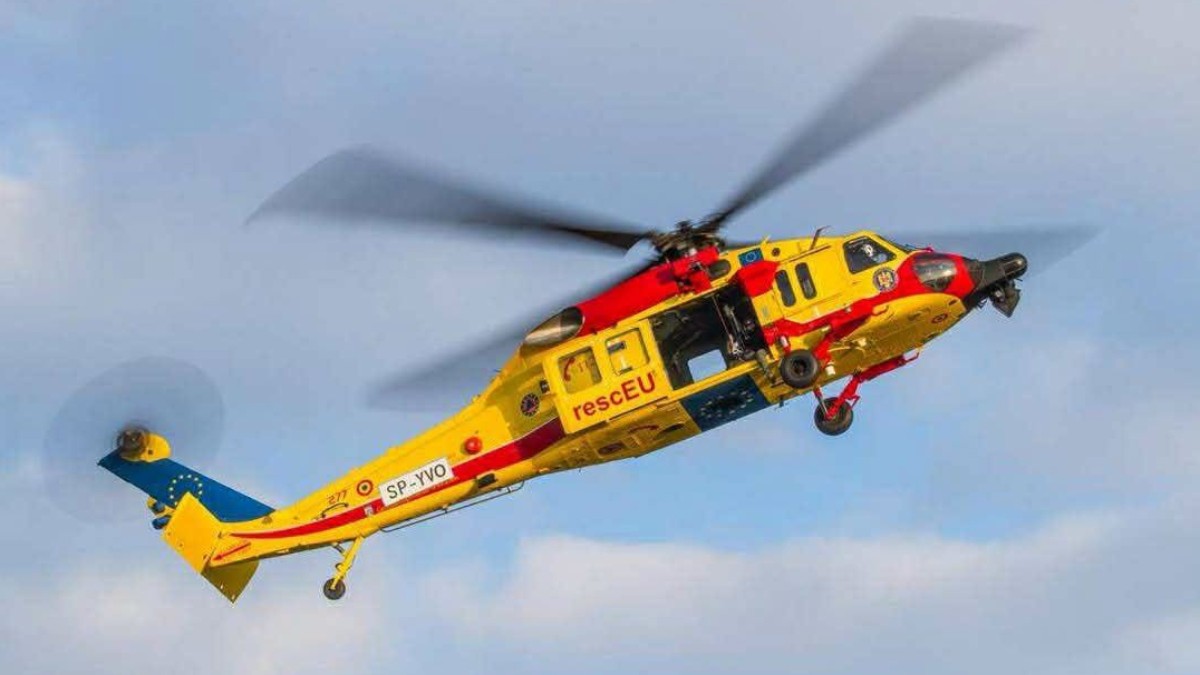 Un elicopter în zbor pe care scrie rescEU