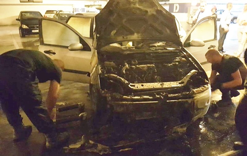 Panică la un mall din Timișoara! O mașină a luat foc în parcare subterană