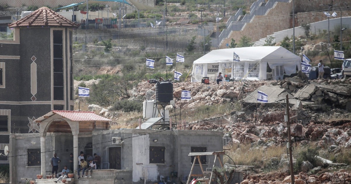 Coloniști evrei au arborat steaguri israeliene pe casele palestiniene din satul Bruqin. Coloniștii au arborat steaguri israeliene, au confiscat case palestiniene și le-au distrus o parte din proprietăți