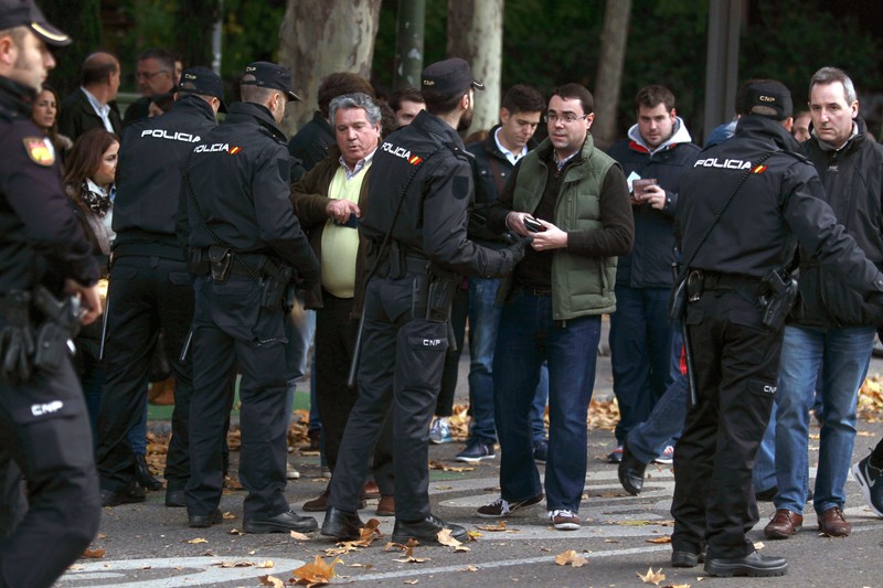 epa05035972 Policeman patrol outside Santiago Bernabeu Stadium in Madrid, Spain, 21 November 2015, before the starting of Spanish Liga Primera Division soccer match between Real Madrid and FC Barcelona. Exceptional tight security measures are taken for the match after the 13 November recent terrorist attacks in Paris. A total of 1,200 policemen, six times more than normally, 120 local policemen and 1,195 Real Madrid's private security guards, attend the match. EPA/Victor Lerena
