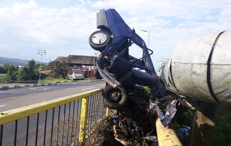 Un minor din Râmnicu Vâlcea a furat o mașină și a comis un accident în care a murit un prieten de-al lui