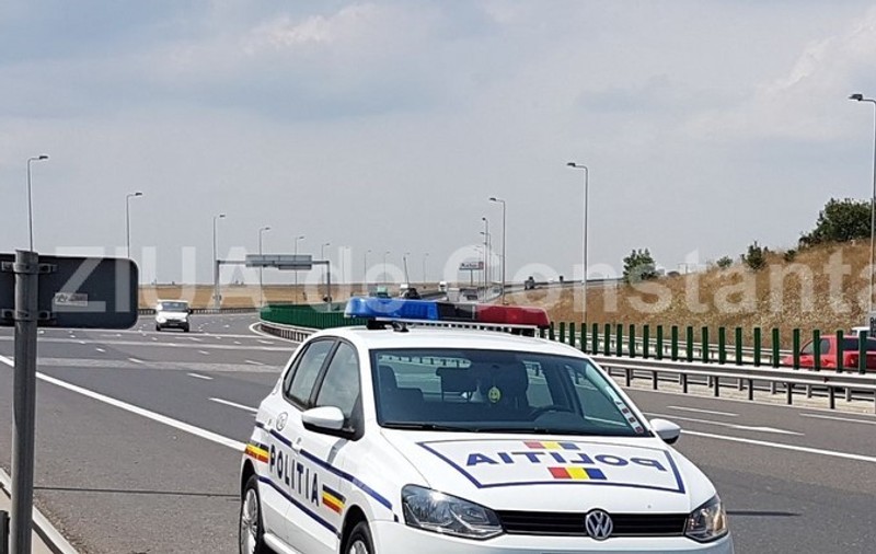 Mașină în flăcări pe Autostrada Soarelui. S-a format o coloană de mașini pe doi kilometri