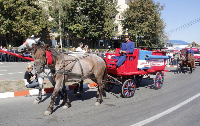 Pompierii din Botoşani au defilat cu trăsurile prin oraş, de ziua lor