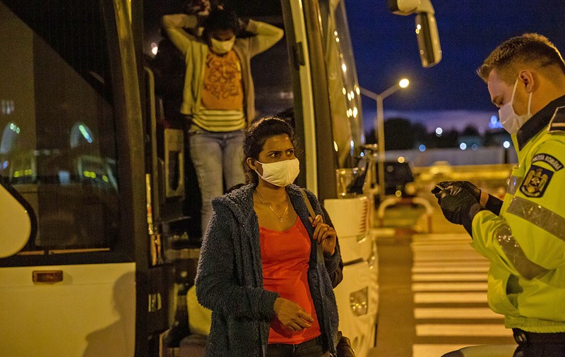 Muncitorii din Sri Lanka abandonați pe Otopeni au ajuns la Jucu. Cât vor câștiga la DeLonghi