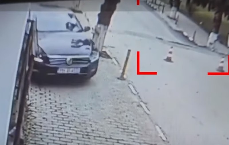 Momentul în care strada din Slănic Prahova se surpă, surprins de camerele de supraveghere. VIDEO