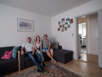 George, Andreea și fiica lor, Ioana, în livingul familiei din Skagen