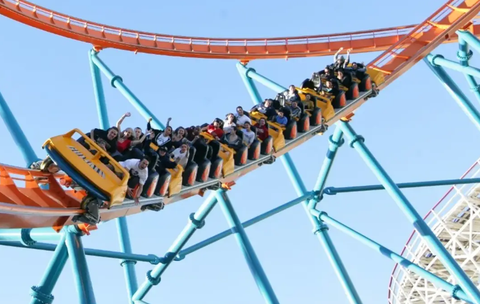 Un om a murit după ce ar fi fost aruncat din rollercoaster, într-un parc de distracții în SUA. Sursă foto: sixflags.com.