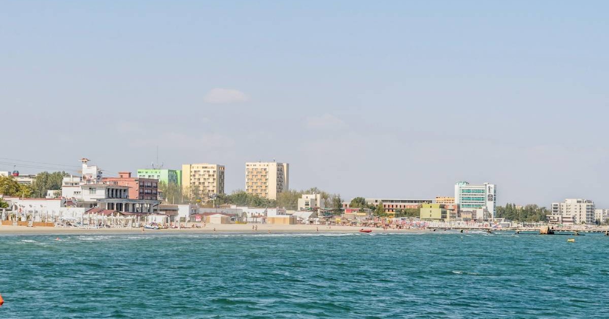 Hoteluri din stațiunea Mamaia văzute de pe barcă, din mijlocul apei, pe plajă pot fi remarcate de la distanță umbrelele deja așezate și turiștii