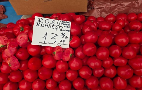 Controale masive în supermarketuri după ce legume și fructe de import au fost vândute ca fiind românești: pepeni de Dăbuleni, tomate de Olt sau castraveți de Matca