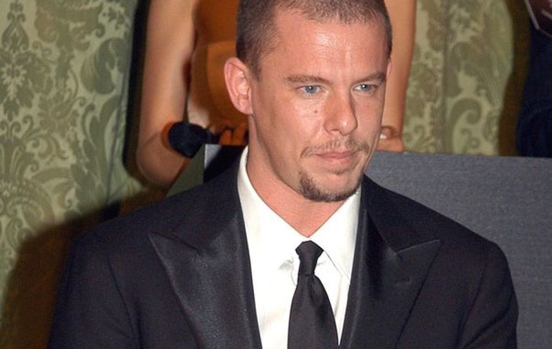 Alexander McQueen le-a lăsat moștenire câinilor săi 50.000 lire. Vezi unde ajunge restul averii sale!