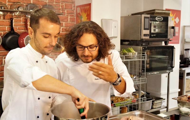 Experiență culinară cu chef Florin Dumitrescu, pentru câștigătorului concursului din aplicația ,,Chefi la cuțite”