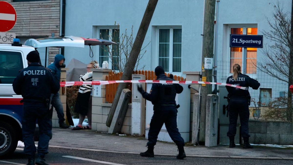 O casă albă este înconjurată de poliție și este pusă o bandă roșu cu alb, în Austria, 24 noiembrie 2025