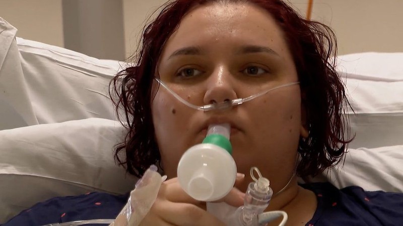 Alexandra Constantin, în timp ce îi este administrat noul tratament dezvoltat în Marea Britanie. Foto: captură BBC