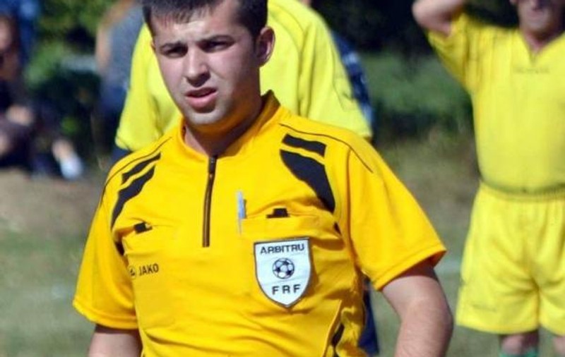 Teroare la un meci din România. Groază pentru arbitri. ^“Am vrut să sar pe geam, credeam că nu prind Paştele”. I-au dat la coaste, să nu se vadă, și l-au băgat la Urgență! Vicepreședintele bătăuș: ”L-am agresat, dar nu l-am lovit!”