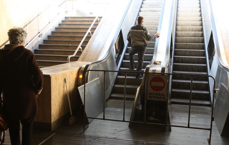Au început să repare scările de la Universitate