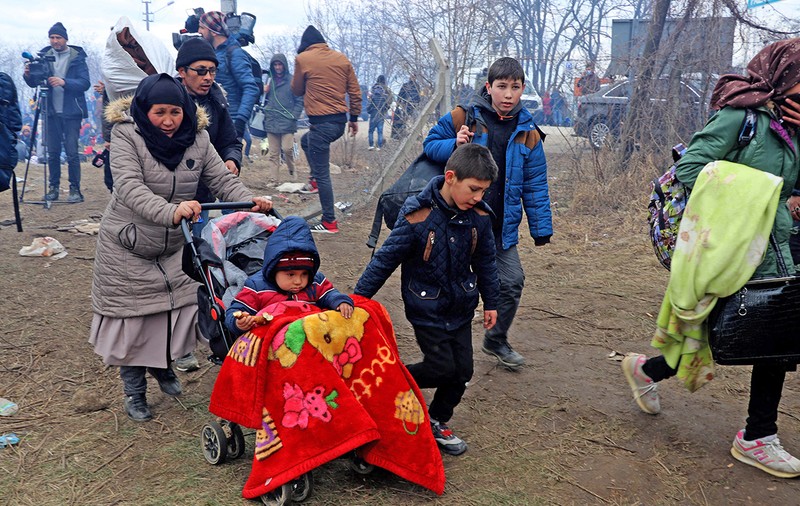 Corespondență de la granița Greciei cu Turcia. Reporterul Mircea Barbu, printre grănicerii eleni care încearcă să țină în loc 20.000 de migranți