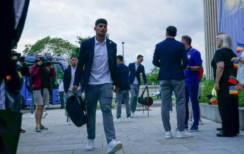 Programul „tricolorilor” până la meciul decisiv cu Slovacia. Ce a stabilit Edi Iordănescu pentru familiile jucătorilor