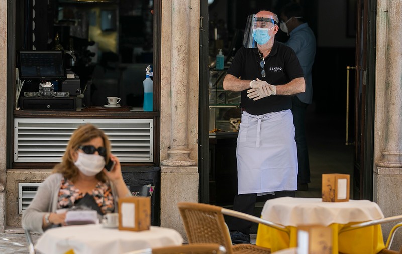 Reprezentanții HoReCa: „Dacă intră 20 de clienţi în restaurant cu acelaşi certificat verde, nu am dreptul să îi legitimez”