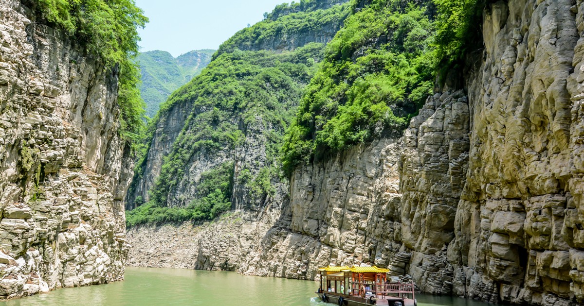 Fluviul Yangtze – ce trebuie să știi despre cel mai lung fluviu din Asia - Imagine cu o ambarcaţiune în zona Celor Trei Defileuri, pe fluviul Yangtze, în China.
