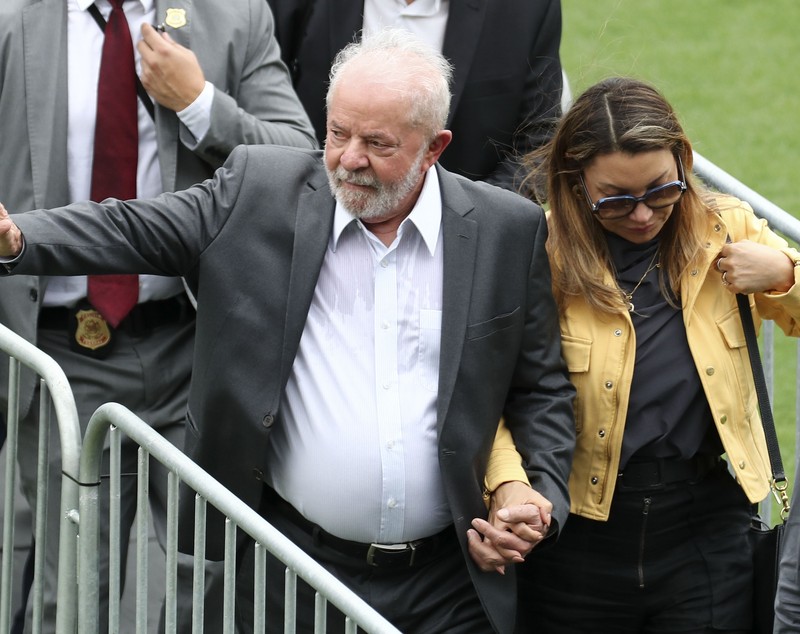 Procesiune de patru ore la înmormântarea lui Pele. Marele fotbalist a fost condus pe ultimul drum de sute de mii de brazilieni