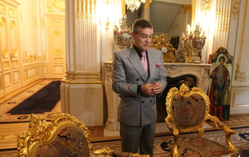 Gigi Becali se confruntă cu mari probleme finaciare, iar jucătorii Stelei sunt neplătiţi de trei luni