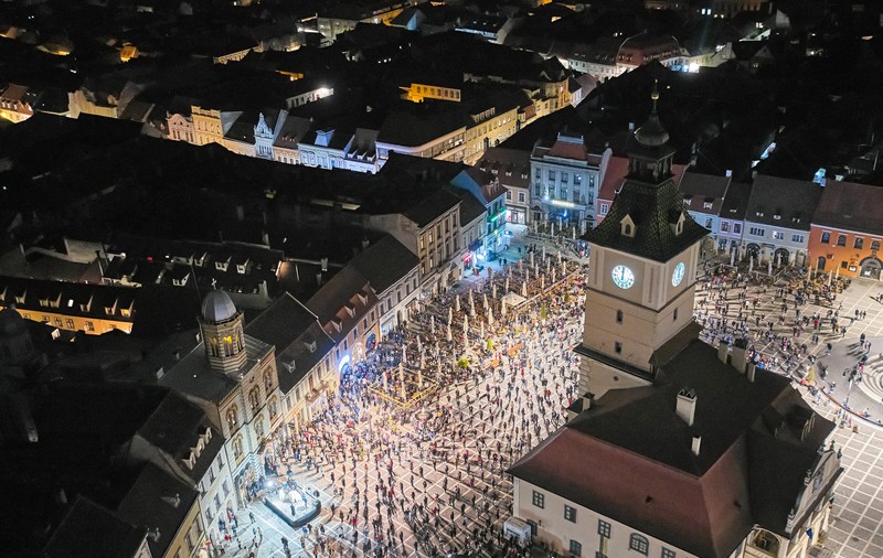 Imagini impresionante la Brașov: oamenii au așteptat distanțați lumina de Înviere