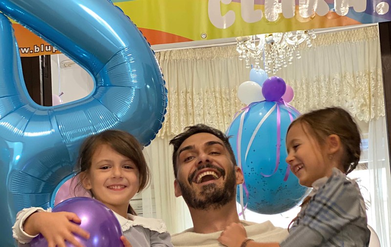 George Burcea, revedere emoționantă cu fetițele sale. Andreea Bălan l-a iertat și au din nou o relație civilizată: „Mami și tati se înțeleg”