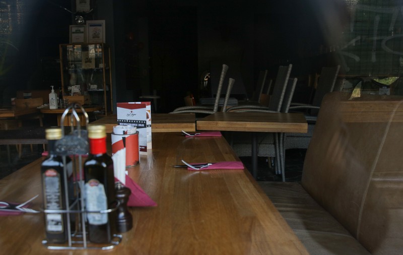 VIDEO | Bucureștiul, orașul recordurilor de cazuri noi de coronavirus. Cum arată prima zi cu lacătul pe ușile restaurantelor și barurilor