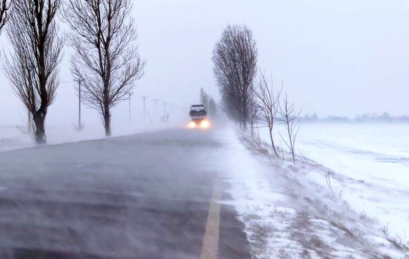 Haos în traficul rutier și feroviar din estul țării cauzat de viscol și zăpadă. Care este situația actuală