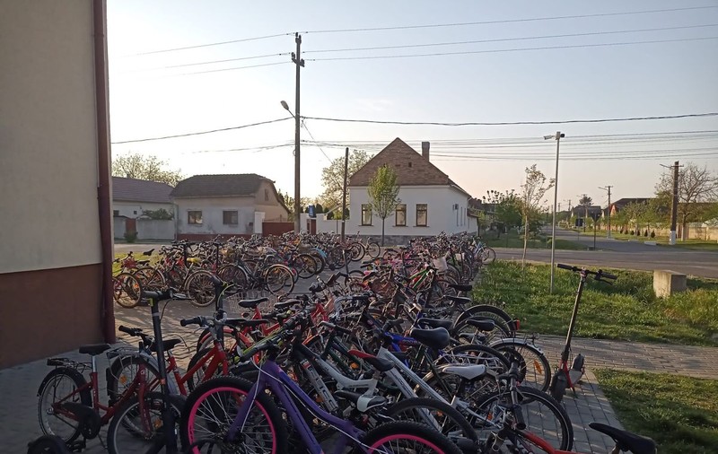 Imagini cu zeci de biciclete în fața unei școli dintr-o comună din Arad, unde autoritățile spun că jumătate dintre elevi pedalează