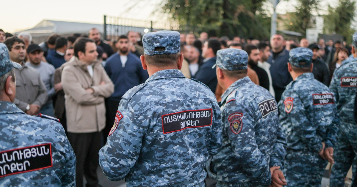 Polițiști armeni păzesc Curtea Anticorupție de simpatizanți și membri ai partidului Armenia Puternică, condus de miliardarul Samvel Karapetian. Imagine cu caracter ilustrativ Foto: Hepta