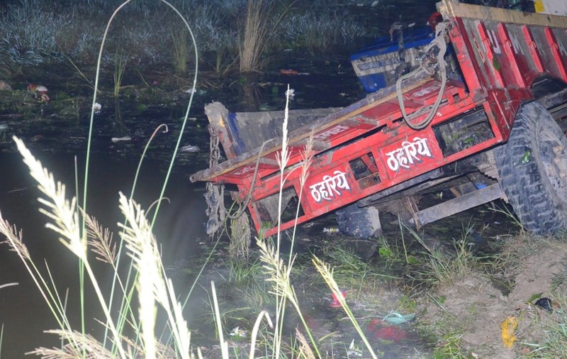 Cel puțin 27 de morți după ce un tractor cu o remorcă plină cu pelerini s-a răsturnat într-un iaz, în India