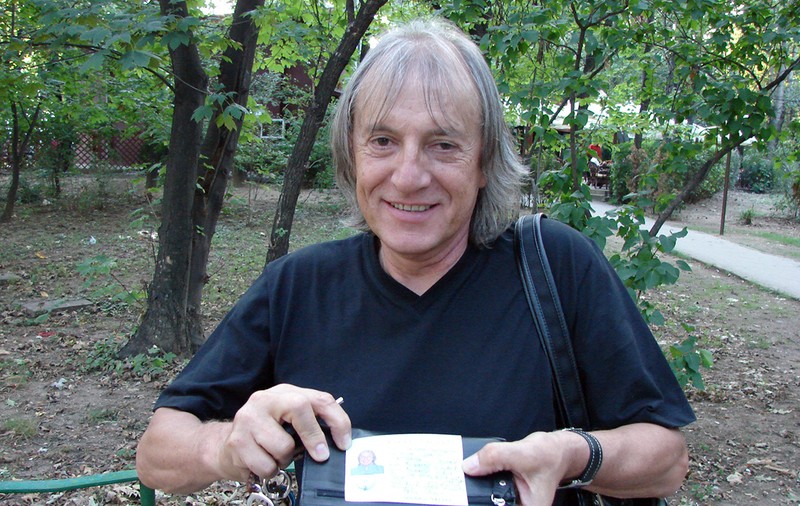 Mihai Constantinescu a debutat în corul de copii al Radiodifuziunii Române. Când a lansat primele melodii din carieră