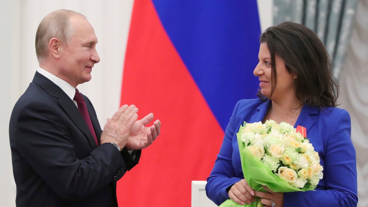 Vladimir Putin o aplaudă pe șefa RT, Margarita Simonian, după ce a decorat-o cu ordinul Aleksandr Nevski Foto: Profimedia
