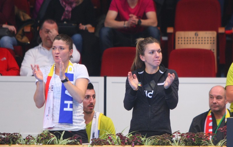Simona Halep conduce din lojă galeria României, la meciul de Fed Cup cu Belgia. Ion Țiriac, stingher în tribună / GALERIE FOTO
