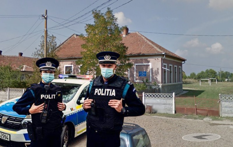 Învățătoare bătută de o femeie în fața unei școli din Satu Mare. Agresoarea este mama vitregă a unui elev, scrie presa locală